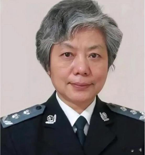 不够判刑，那就高额罚款！李玫瑾教授建议为善意撑腰。
 
中国人民公安大学李玫瑾教