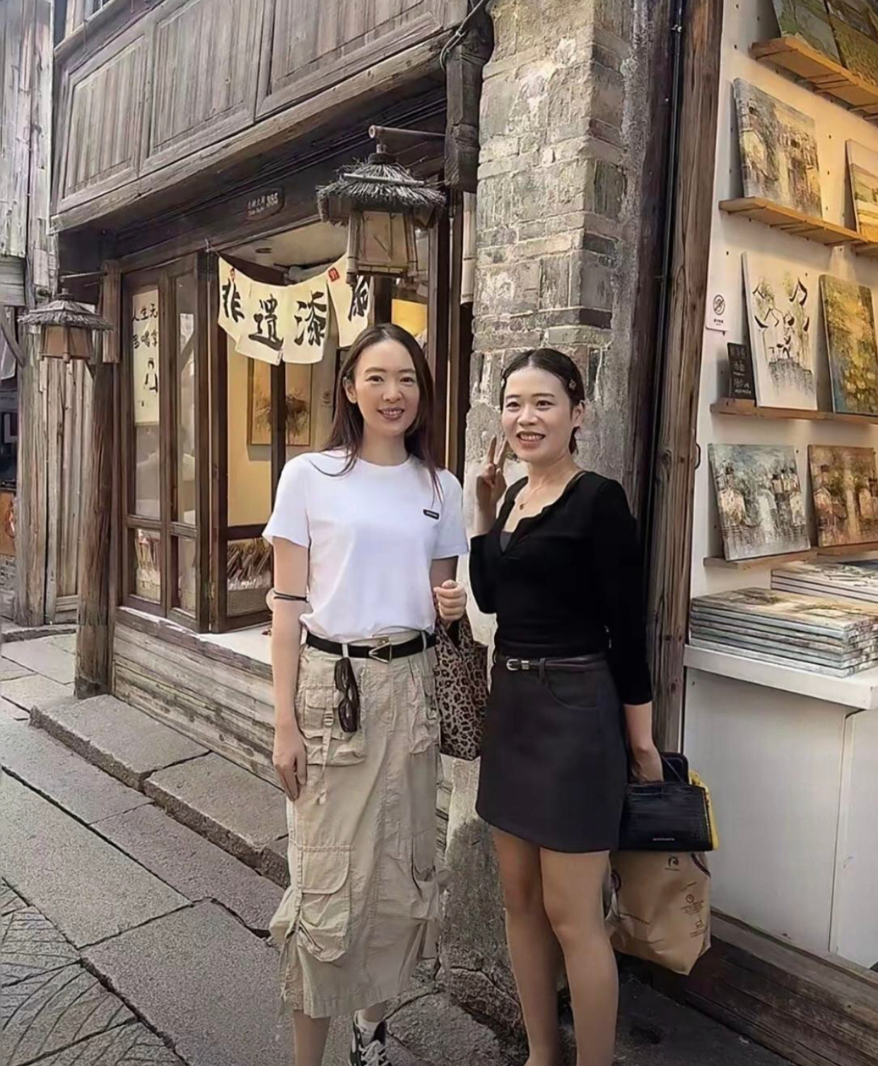 网友偶遇了童瑶，看起来个子真的很高啊。 