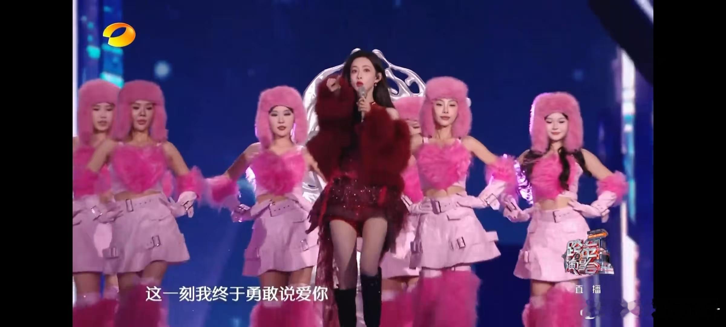 孟子义跨年舞台美出新高度 海边王座造型氛围感封神！孟子义一袭黑裙配黑翅膀冷艳又飒