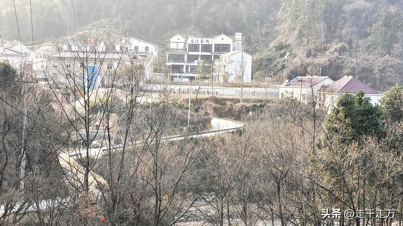 晒山里的风景在安徽岳西大山里住8天了，每天都在山村里闲逛，悠然自得。图为山村一景