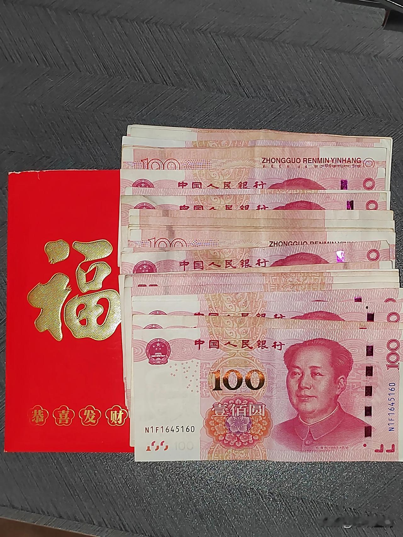 难以置信。
同事老张昨天和媳妇因为年前两家送礼的事情发生争吵，晚上独自一人饭店喝