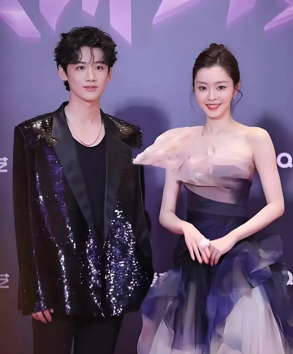 宋轶疑似取关白敬亭前一段时间宋轶露面却深陷整容疑云，现在又传白敬亭宋轶分手，难道