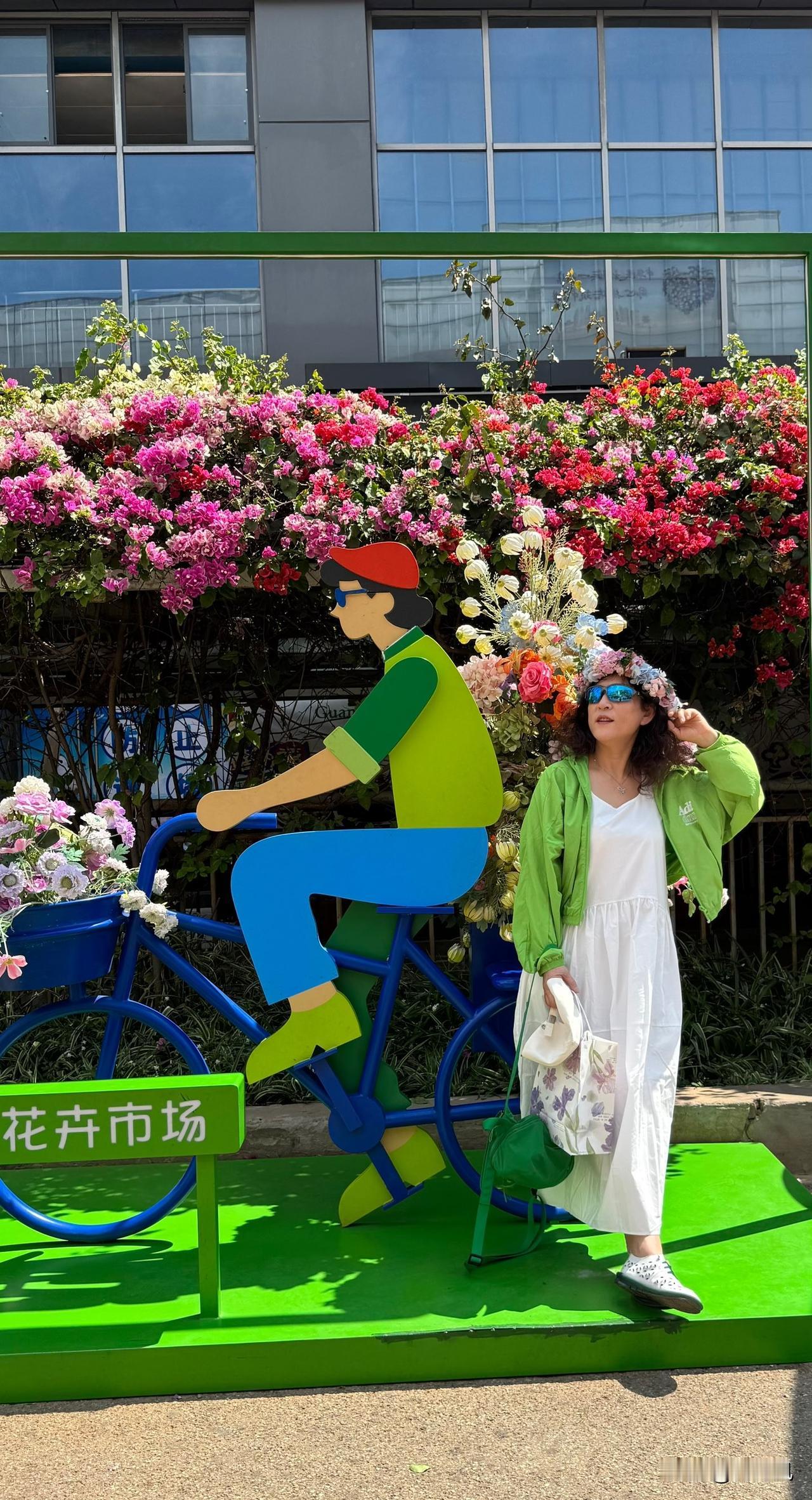 到昆明看到一个小生意，批发鲜花回本地卖。

昆明斗南花市，赏花的男男女女陶醉在花