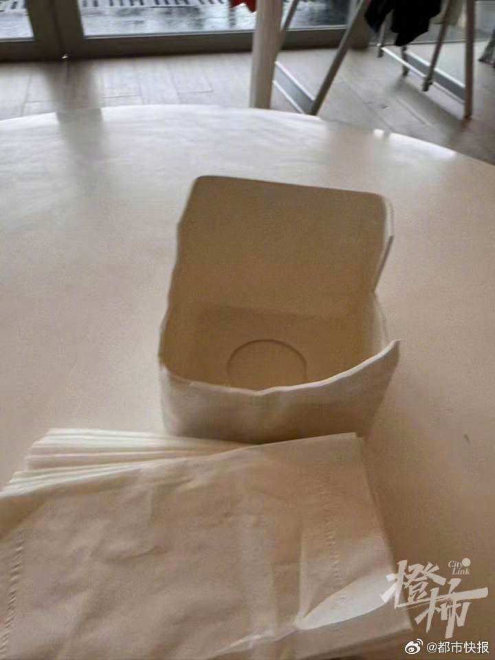 【酒店回应宝宝碰坏纸巾盒索赔924元】酒店称摔坏纸巾盒是骨瓷品8月5日19:26