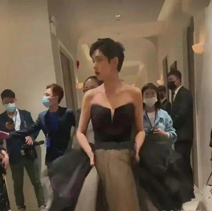 刘恺威的现任女友李晓峰，看起来有点像女装大佬[捂脸]感觉应该是发型的问题吧？鬓角