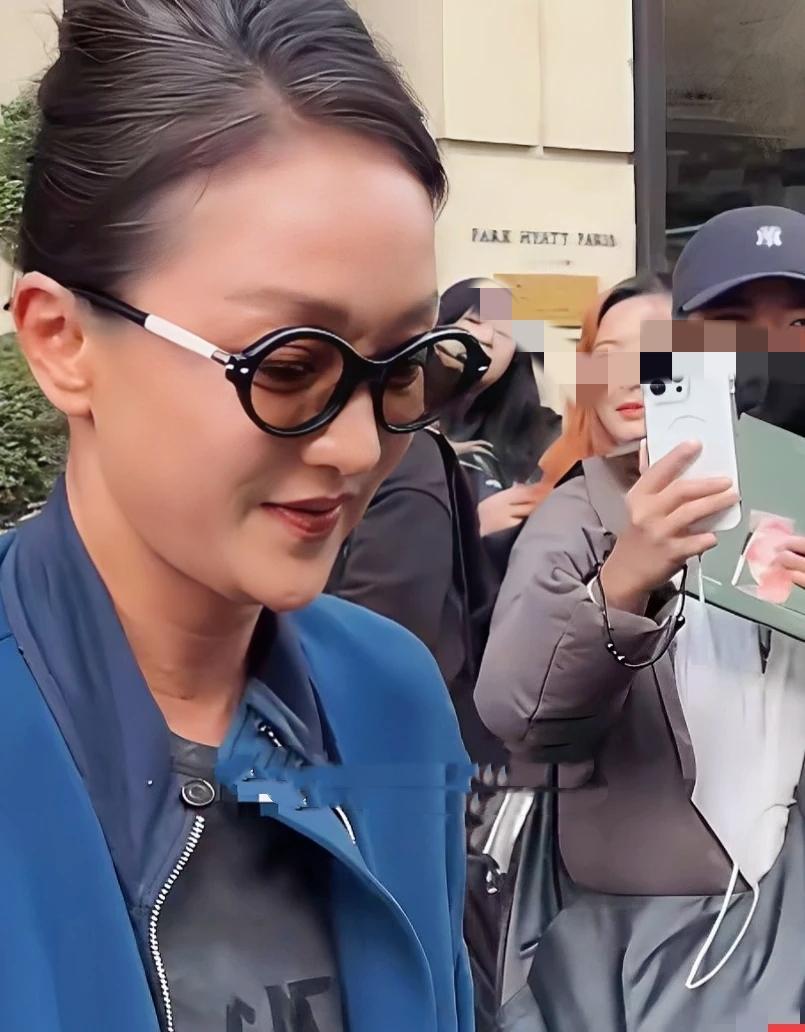 相由心生真的是有道理的
不信你看看周迅
她都已经快50岁了，皮肤松弛，身材发福这