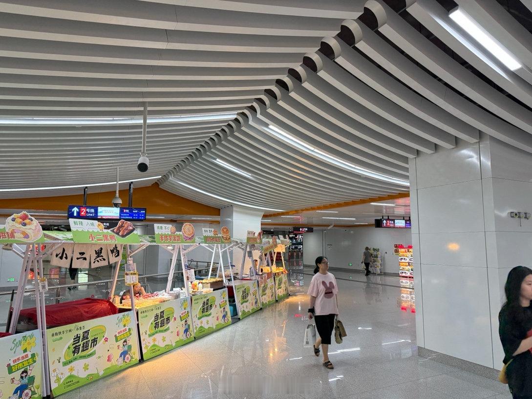 宁波妥善处置闲置街景餐车破解市容治理难题 宁波民生e点通接到市民投诉，海曙鼓楼旁