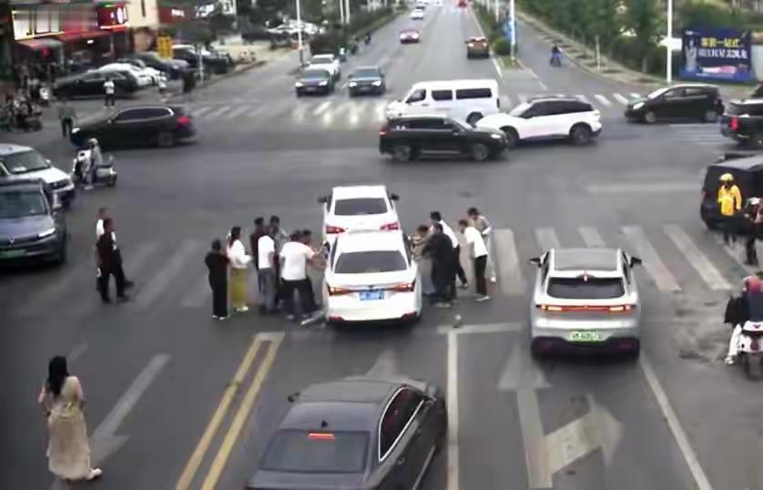 城市街巷的寻常日常，总能在突发险情中窥见人性本色。谁能预料平淡无奇的路口通行，会
