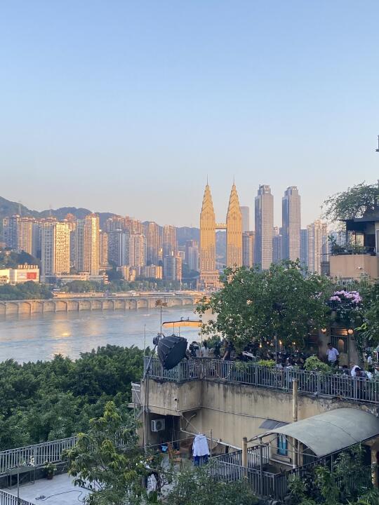 这里怎么好多人？