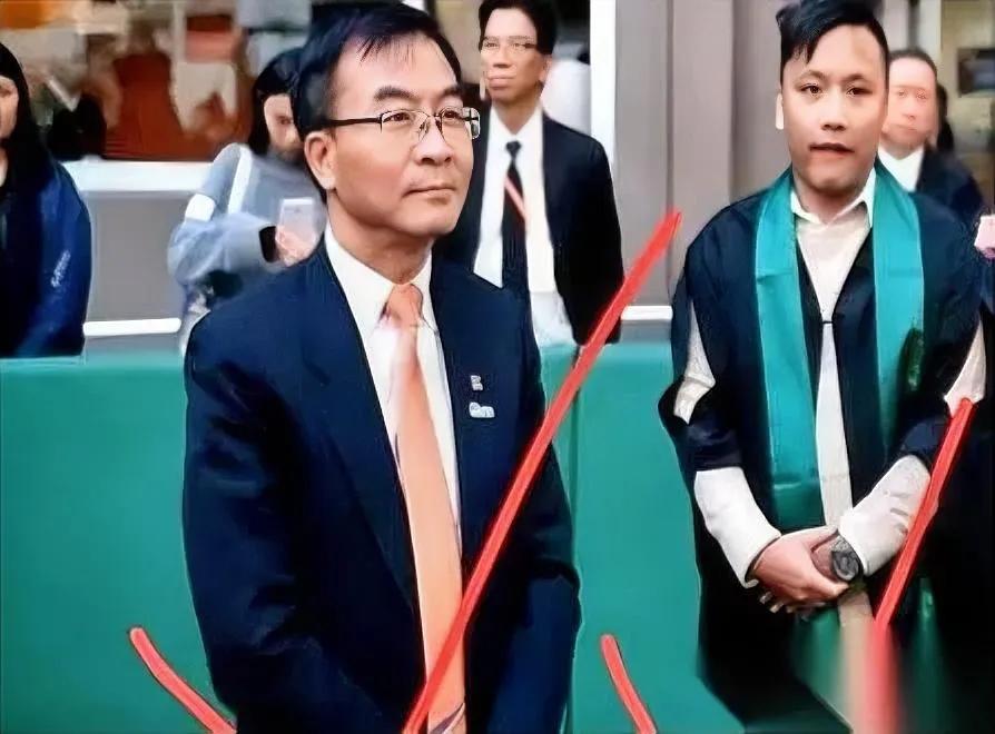 你见过最“狠”的校长吗？

不是骂学生，是直接“赶人”。

毕业典礼奏国歌时，俩