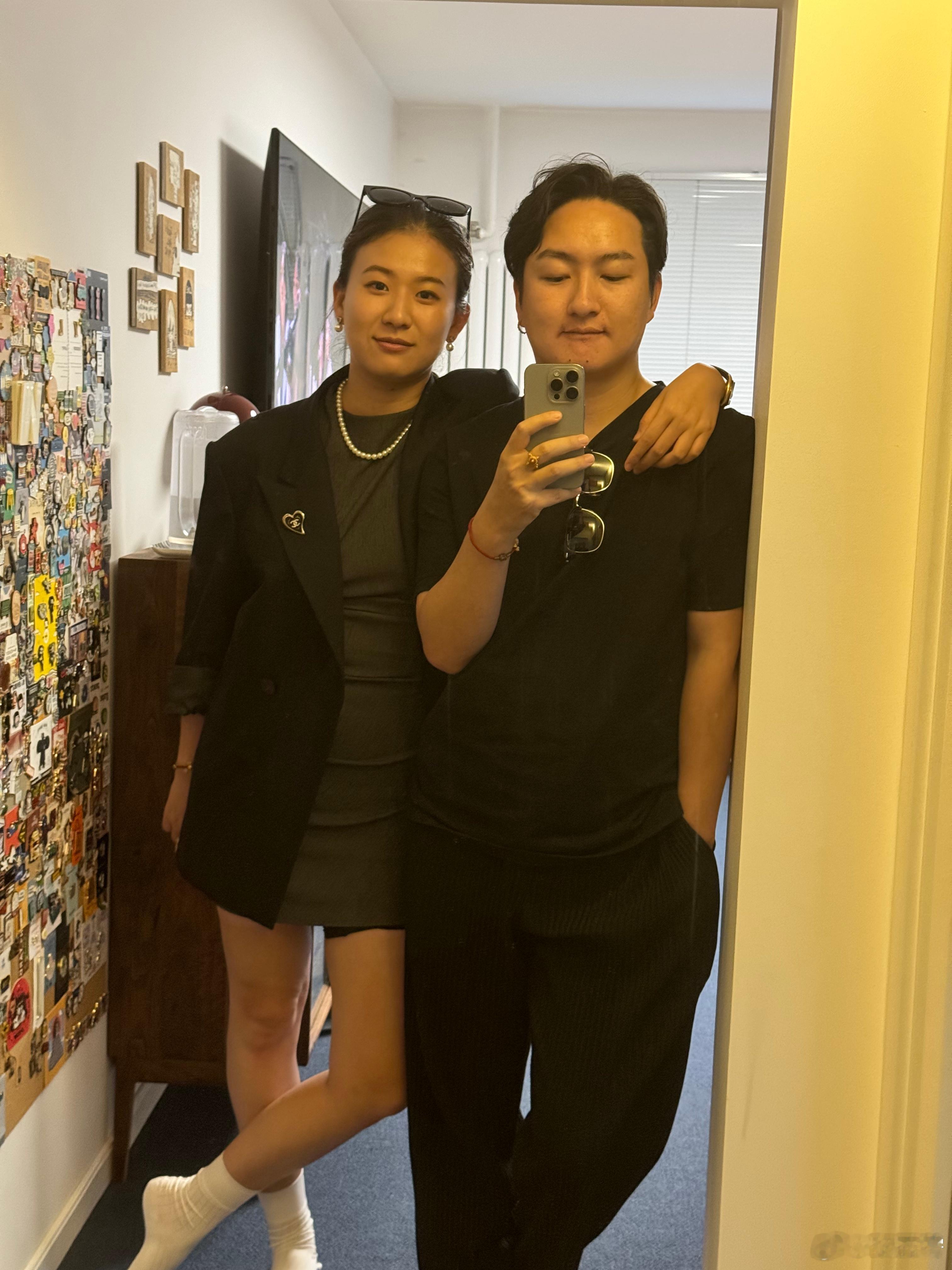 最近来家里玩的朋友都留下了镜前自拍：即将成为彝族新娘的阿狮和未婚夫赤沙；即将一起