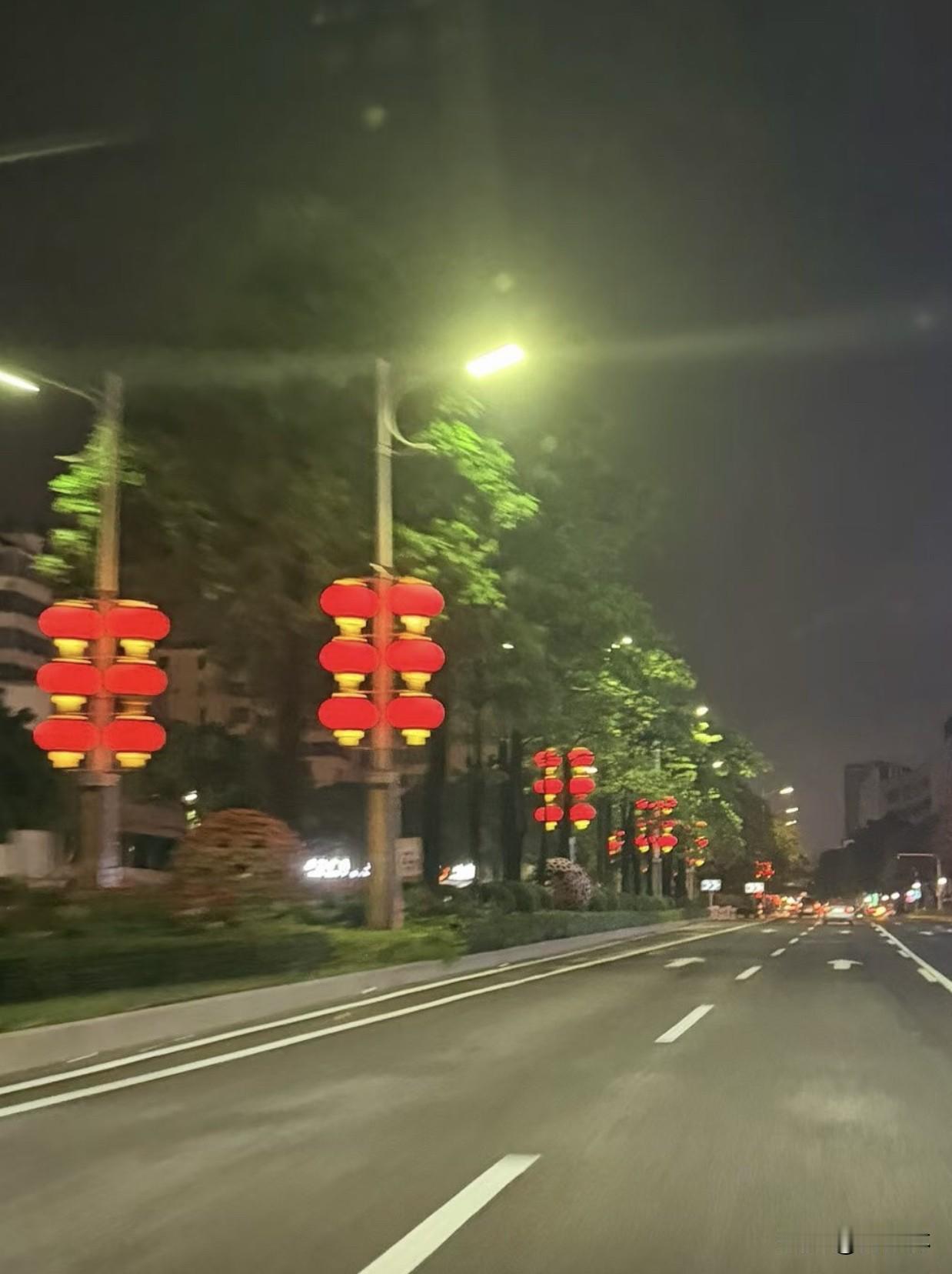 请您对下联？
下联：漫路清风灯火暖归途
上联：长街夜路灯笼映红道
下联：漫路清风