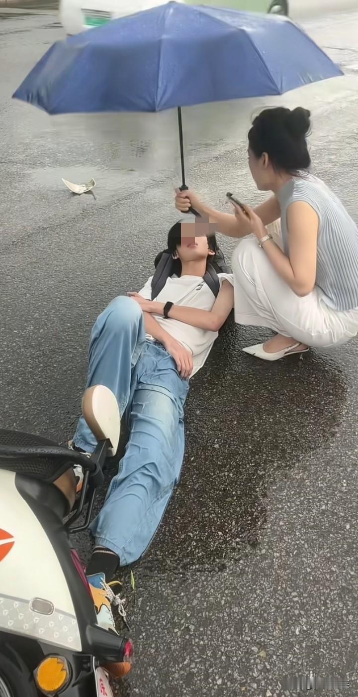 人美心善！安徽阜阳一小伙被车撞了，驾车的司机逃逸了，这时一名小姐姐开车调头回来给