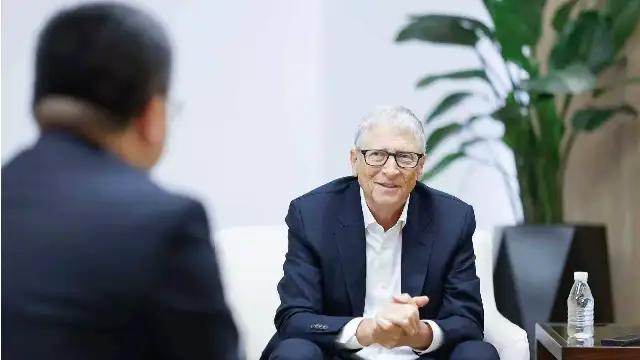 比尔盖茨访问中国，在接受记者采访时，对爱泼斯坦事件做出解释。他承认在2011年到