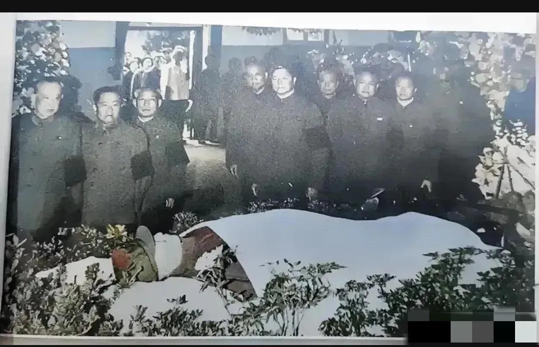 1978年，王近山病逝后，一张罕见的遗容，照片中的他躺在南京军区大礼堂，看上去非