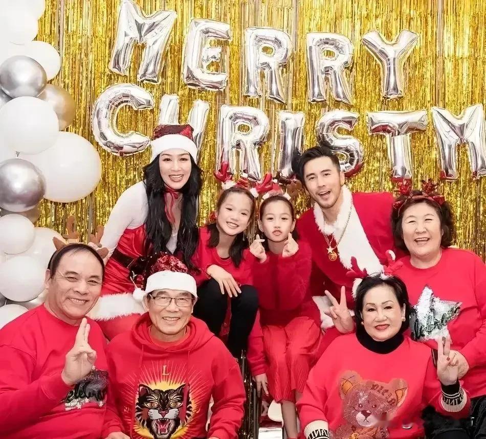 钟丽缇全家福，她53岁，她婆婆63岁，她母亲77岁，钟丽缇的妈妈真显年轻。