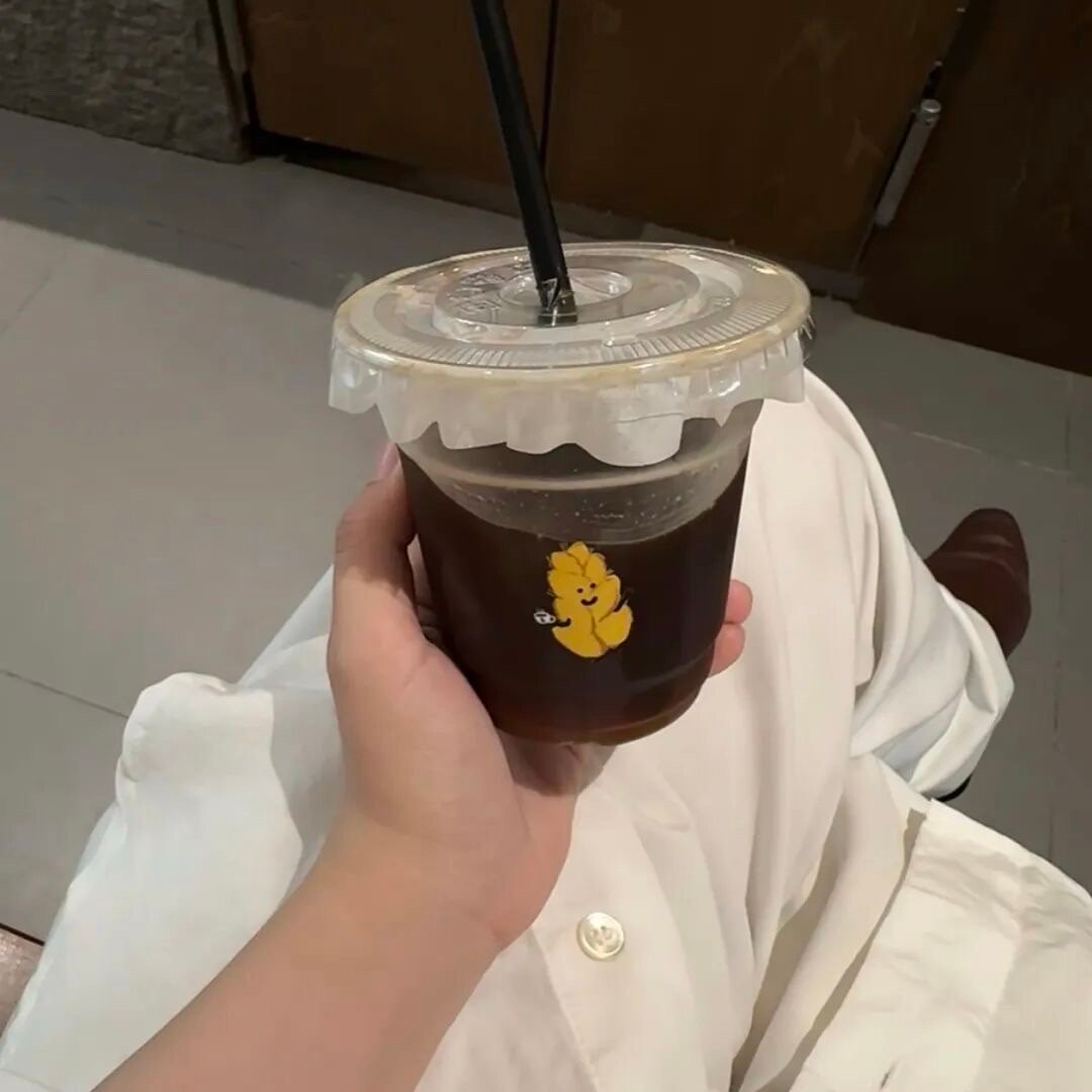 现在女孩儿都想要瘦 瘦到皮包骨 就像100年前的女孩拼命的 想要脚小一点 