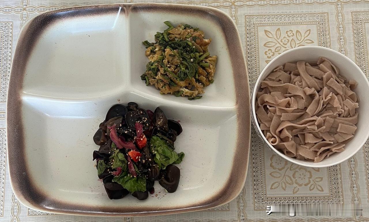 中午是荞麦面条，拌上鸡蛋炒香椿，香椿是现在的时令蔬菜，和鸡蛋搭配在一起，营养价值