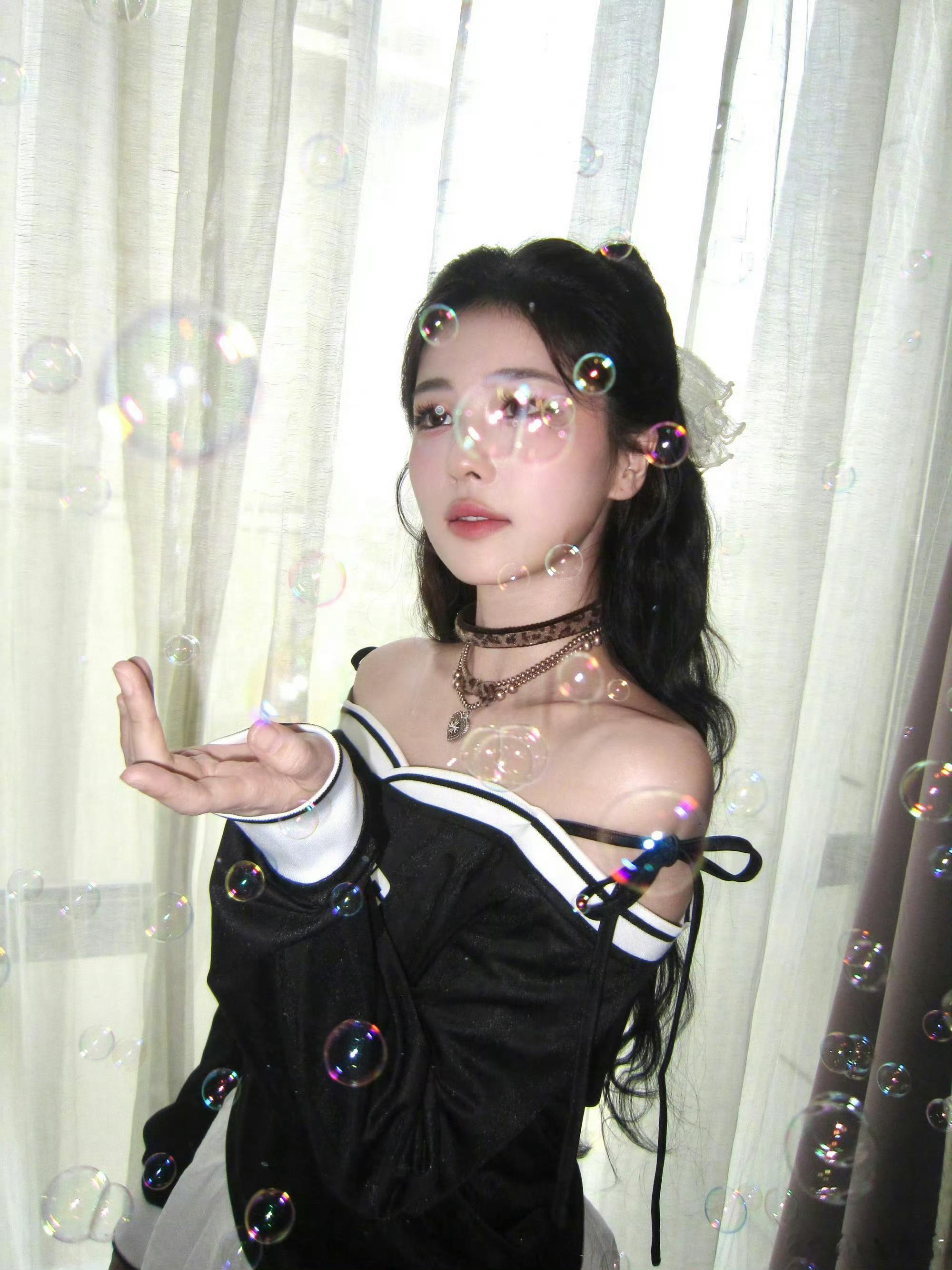 白鹿当经纪人孩子干妈从工作搭档升级成至亲家人，经纪人满心期待白鹿到场为新生儿踩生