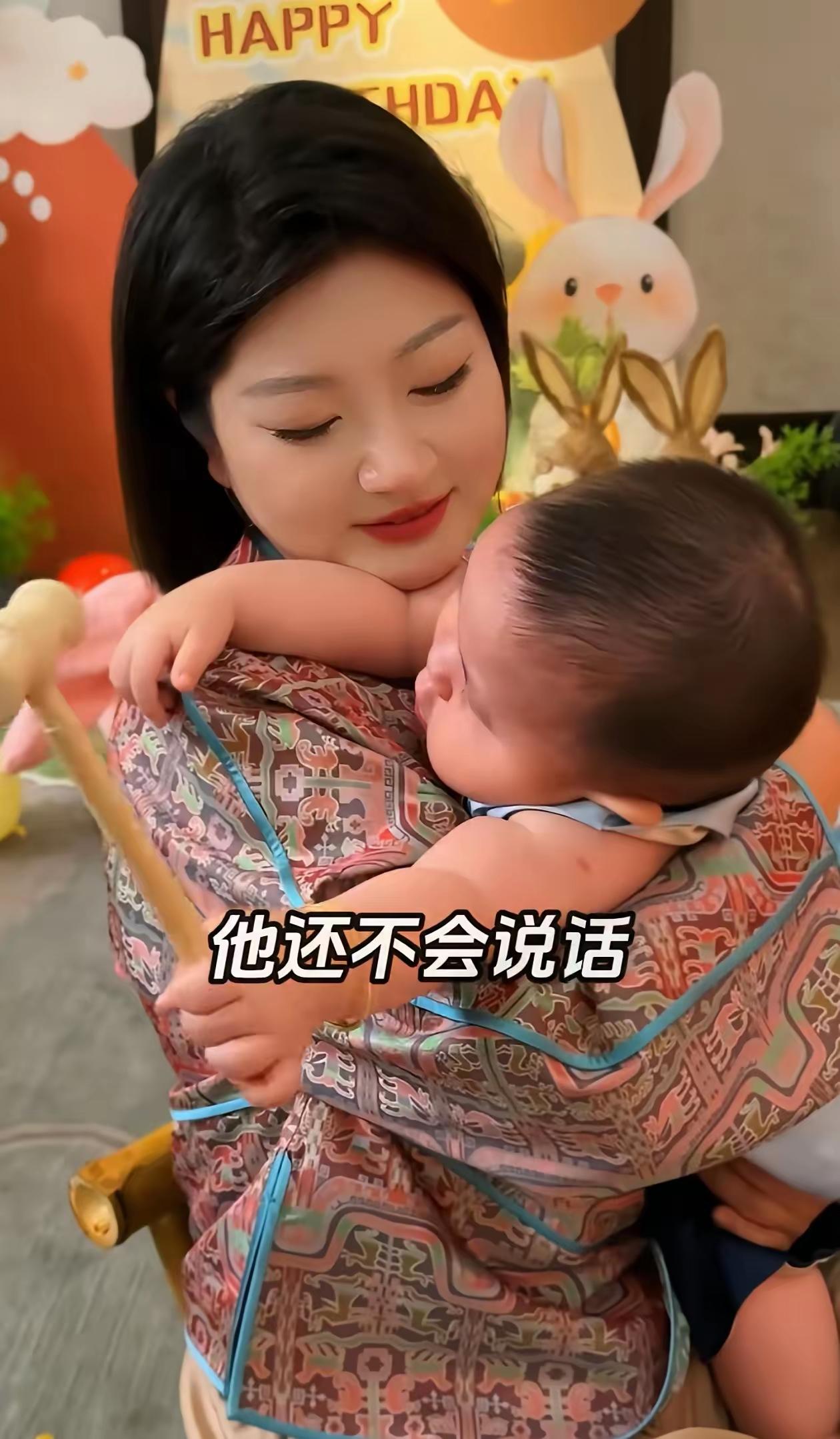 还记得那个在泰国被丈夫推下悬崖的王暖暖吗？如今，她的儿子已经一周岁了！抓周仪式上