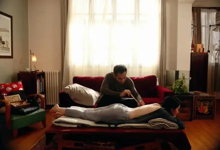 裸着玉背的居然是刘亦菲！
她可是神仙姐姐啊，
怎么能这么拍呢？
这个男演员真的三