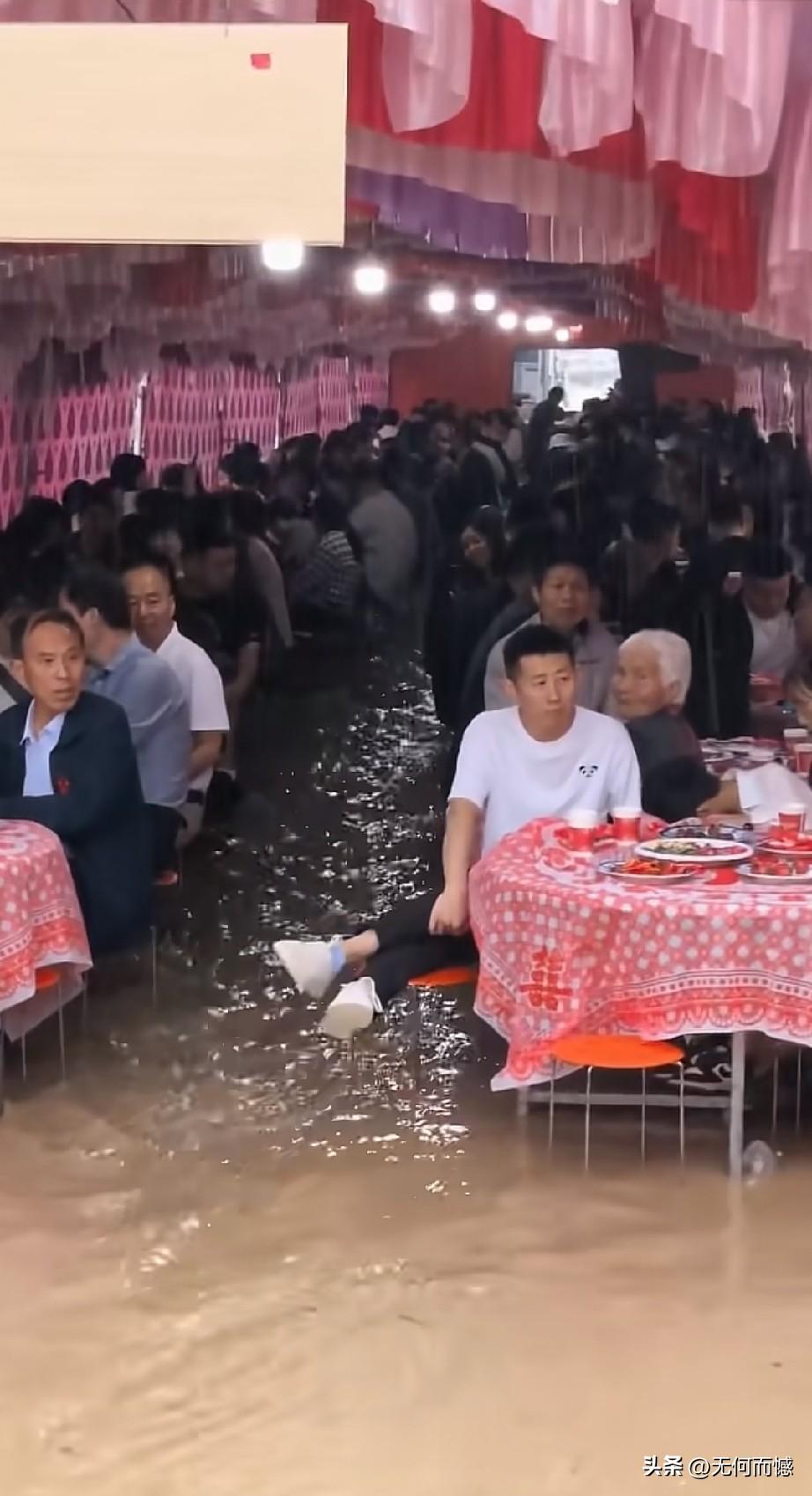 下大雨天办婚礼，这才叫真正意义上的“流水大席”，这对参加婚礼的每一个客人来说，必