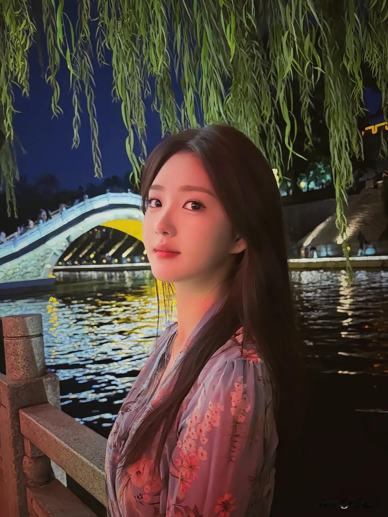 真正的美女不靠滤镜，皮肤光滑水嫩有弹性是明显特征。而且美是全面的，优美的体态、清