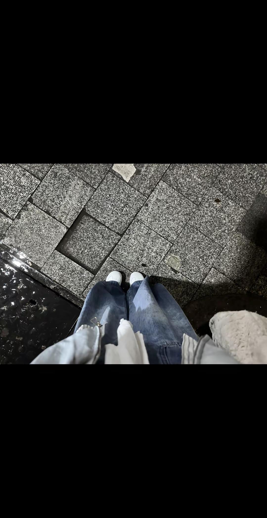 暴雨天  牛会躲窝里  马会跑棚里 而牛马会想尽办法上下