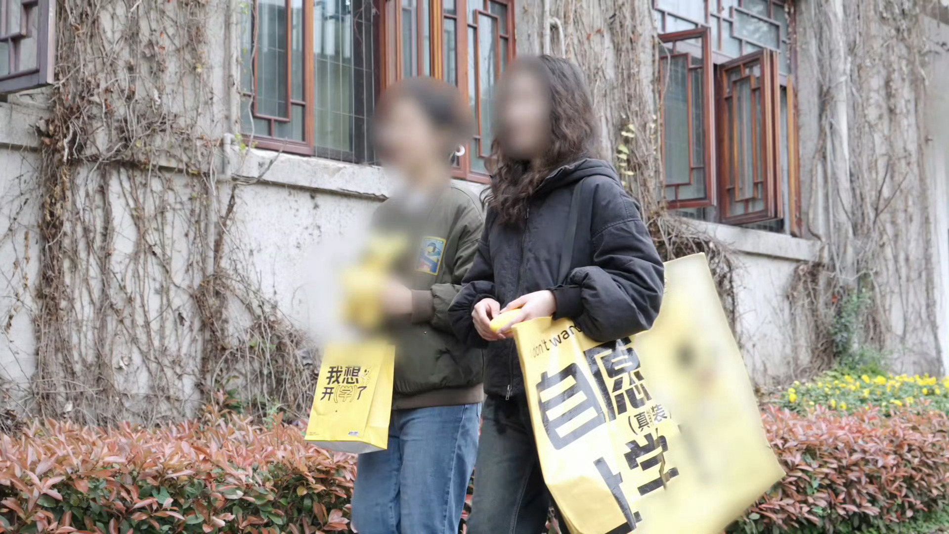 重庆大学生人手一个自愿上学的袋子 论整活还得是大学生！重庆校园里齐刷刷出现明黄色