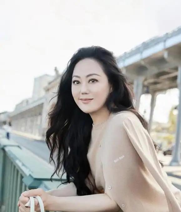 50、60 岁女人穿搭秘籍：穿裙不穿裤更洋气，看章小蕙就懂了