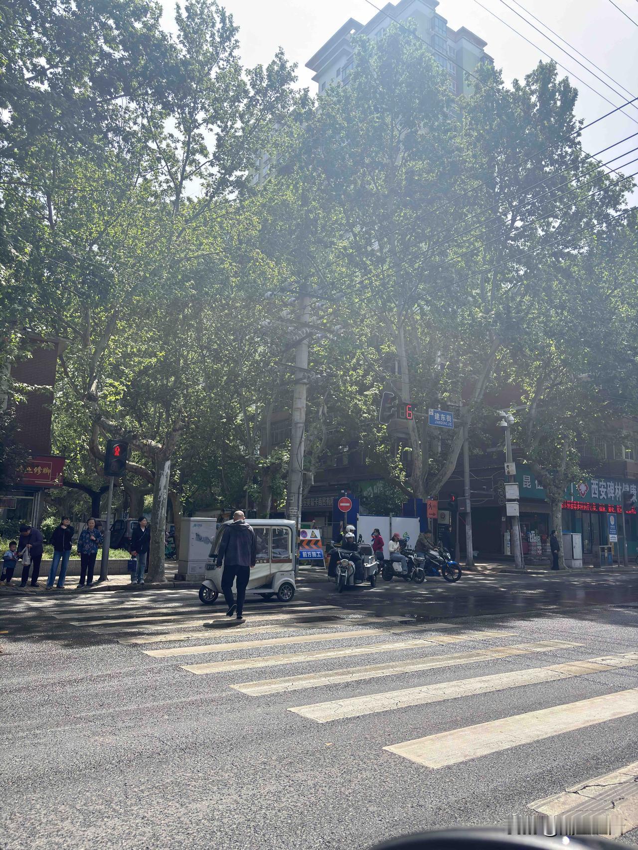 西安建东街这里，围挡施工，是不是埋天然气管道呢？今天路过看到的，不知道啥时候能结