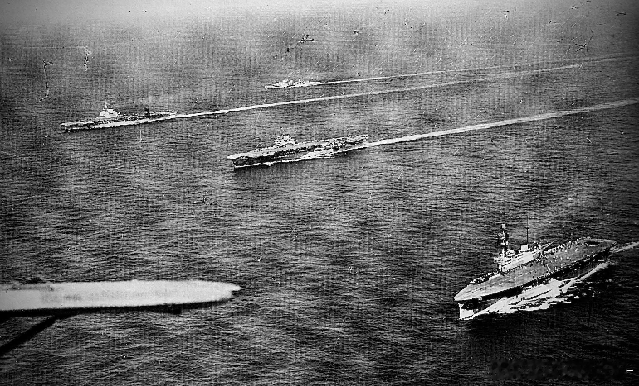 参加基座行动的三艘航母：鹰号，不屈号和胜利号，远处可见一艘迪多级防空巡洋舰军事历