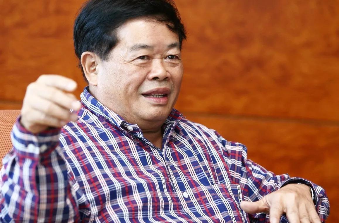 有一次，曹德旺在一家餐厅里吃了三碗米饭，吃完后他跟服务员说：“我吃了三碗米饭，付