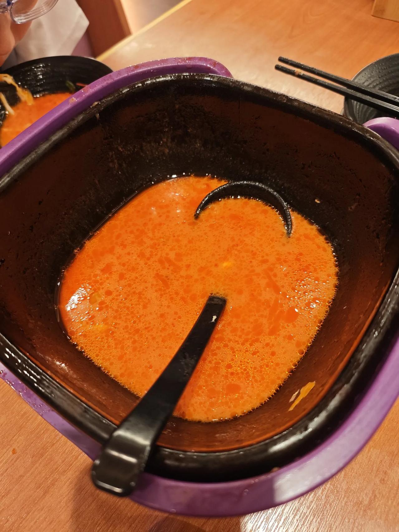 昨晚去吃阿香米线，我们一家三口点了一份番茄米线，然后免费续了四碗米线算不算白嫖。