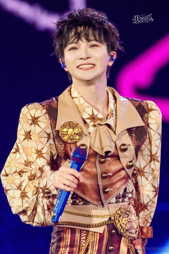 加拿大歌迷专程来重庆看周深演唱会 路途再远也挡不住奔赴的脚步，歌迷特意从加拿大飞