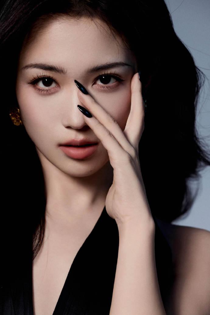 代露娃，露背黑裙穿搭，好精致的脸蛋。