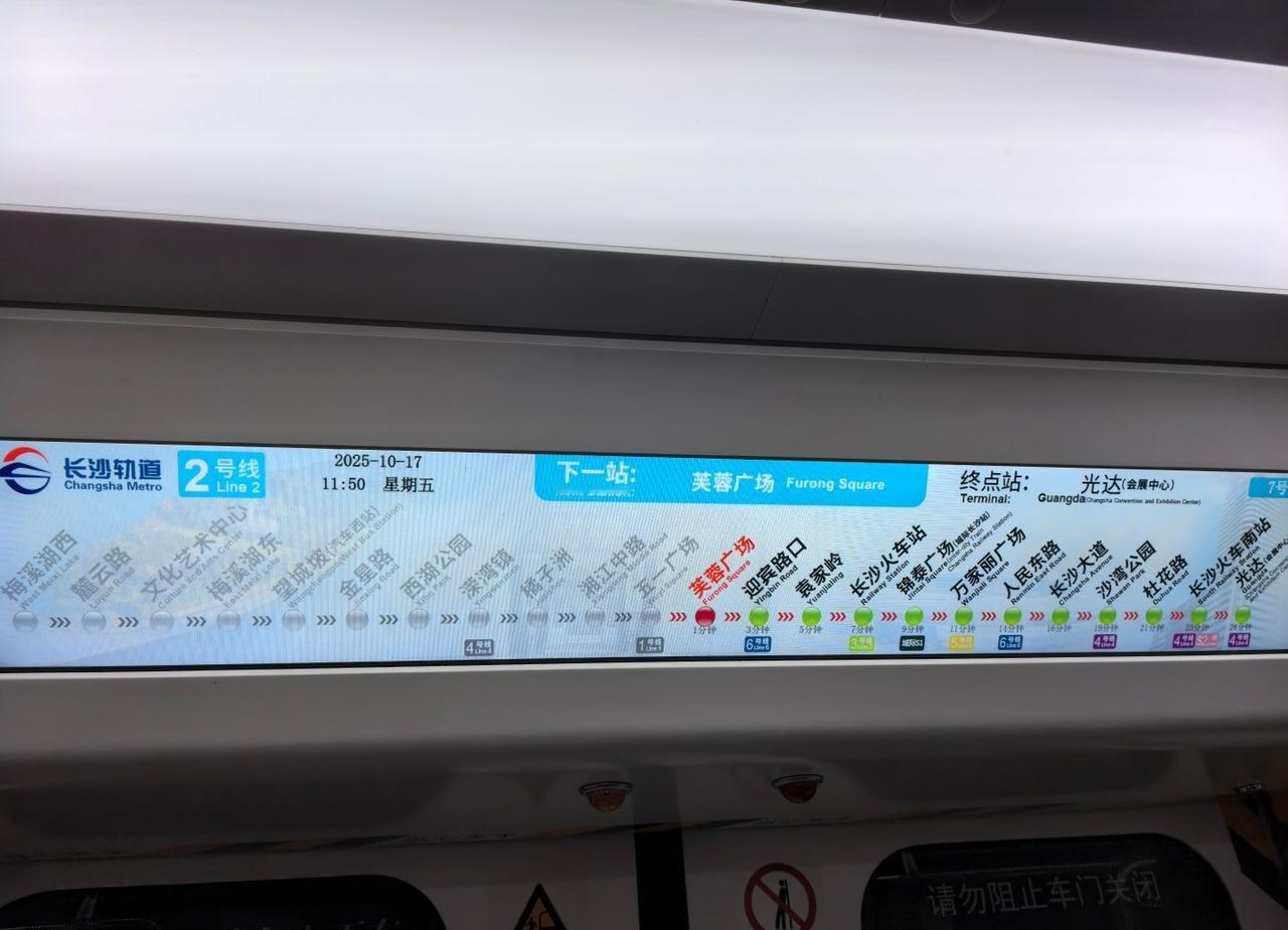 刚在地铁上给一位老太让个坐，老太说，小伙子你一起挤挤，位置很宽敞。哈哈哈，让座就