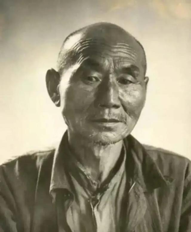 这名老人叫左润德，在1937年的时候，只有17岁的他，因长得年轻力壮，就被日军抓