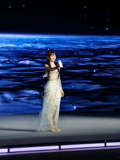 接到了田曦薇的星星 vivo S60vivo发布会上演唯美名场面！漫天无人机携发
