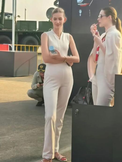 这才是真正的美女吧！太养眼了，珠海展会首日，居然惊现俄罗斯美女，这肤白貌美大长腿