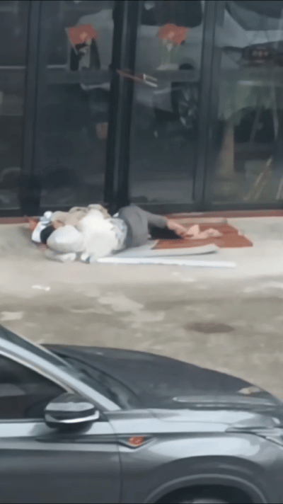 一个男人要渣到什么样的程度，才忍心让自己的老婆和小孩睡在大街上？