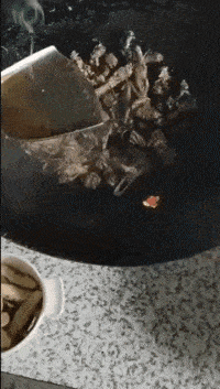 漏锅炒菜
可以赋予菜品独特的烟火气
是一种非常高级的烹饪方法