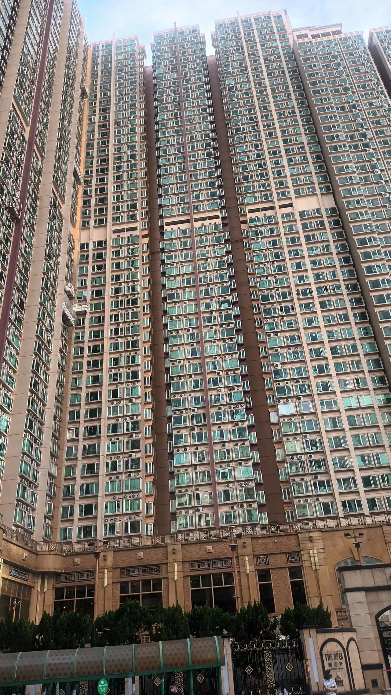亚洲东南中心点，
中國门户要冲地；
良港地利上苍赐，
黄金遍地寻者众；
​谋生棲