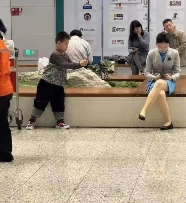 现在的小孩子，真的是很熟练啊，懂得用手机拍照，记录身边的一切事物。