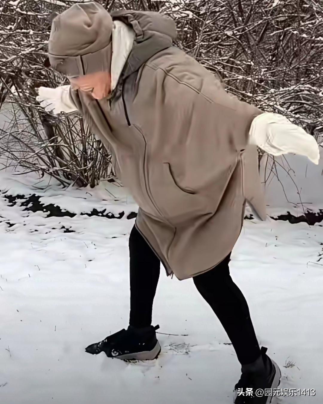 汪小菲现在不知道是不是后悔自己的言行。
     张兰兴高采烈的去看孙子孙女，去