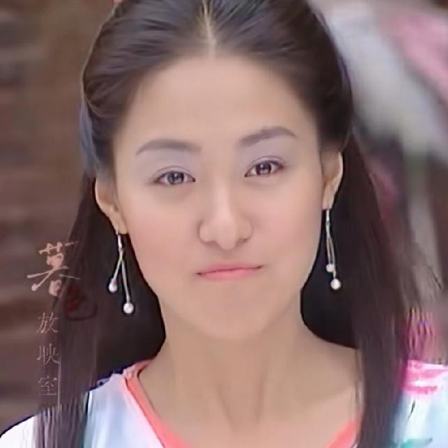 要不是眉毛上的痦子，
我真没认出来这个看上去五十多岁的女领导是曾经和林志颖搭档出