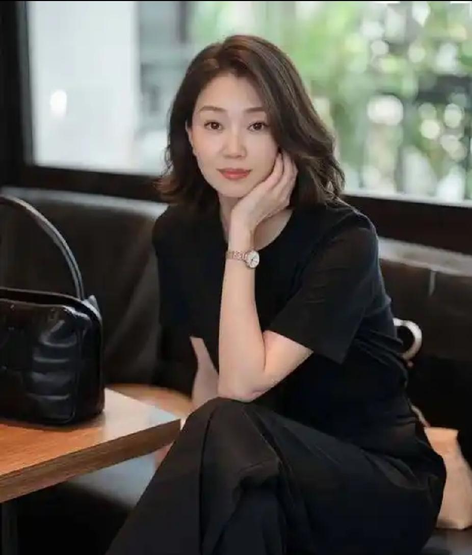 他是骑摩托车从一个桥上摔下去的，送来时已经昏迷，给他做了全面的检查，除了颅内有轻