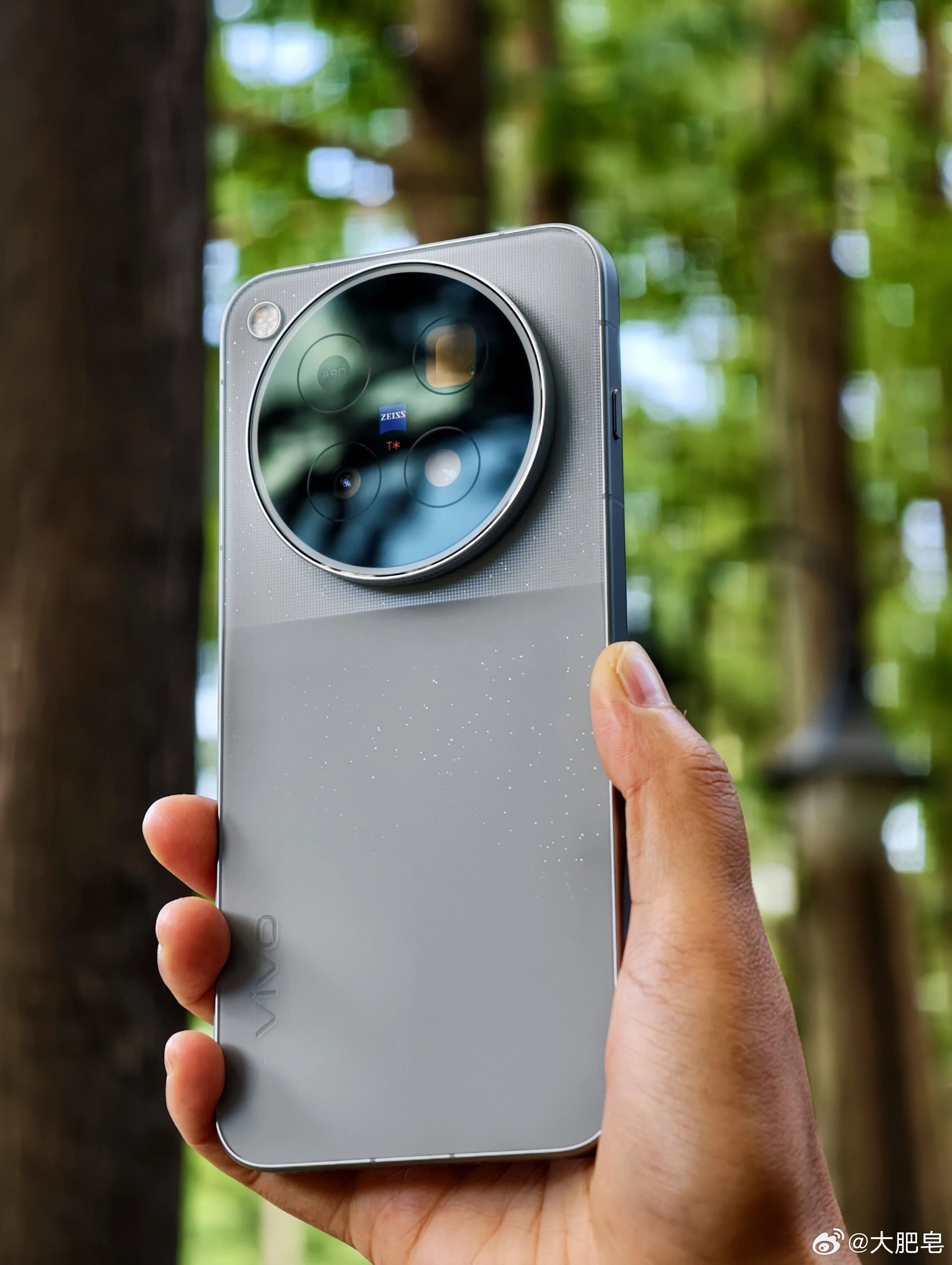 怎么越来越多人用vivo了 哎，怎么 vivo 突然上热搜了？vivo 不就是很