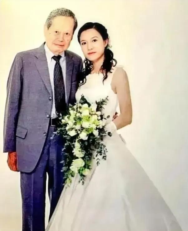 眨眼间，
杨振宁和翁帆结婚快二十年了，
世间哪对夫妻能携手走过二十年呢？
很多都