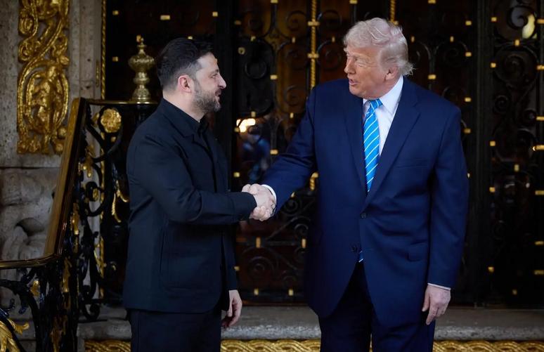 在特朗普位于佛罗里达州的庄园内举行了大约两个小时的会谈后，美乌领导人在新闻发布会